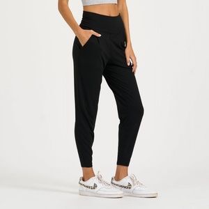 Vuori Women's Lux Harem Pant - Black - Size Medium